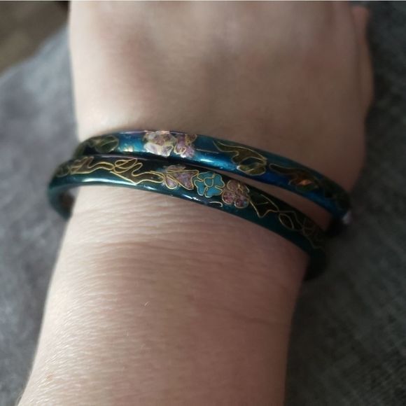 Beautiful Set of Vintage Cloisonné Floral Design Bracelets - Picture 3 of 7